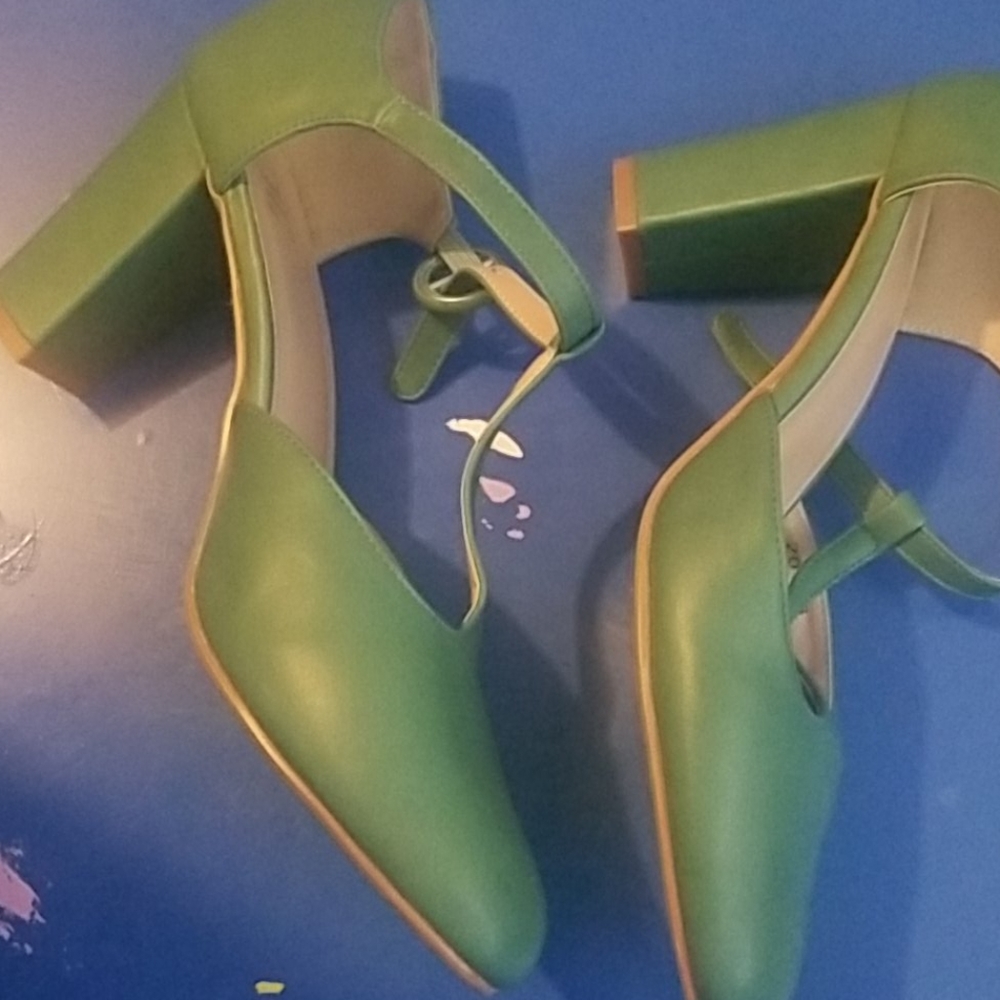 Heels - Picture 3 of 4